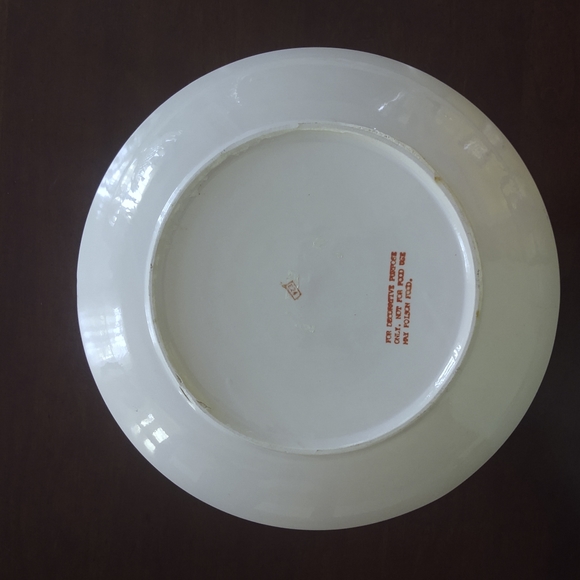 AFRICA LEOPARD AND FOLIAGE EMBOSSED COLLECTORS PLATE 10" BY ACCESSORY ACCENTS - Picture 3 of 3